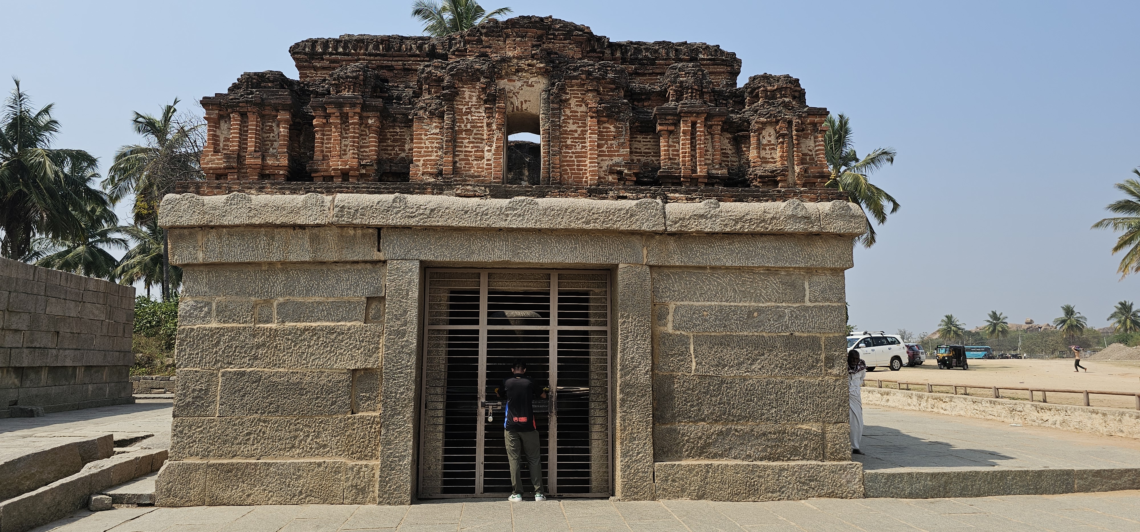 A templom néhány méterrel a talajszint alatt található, így szentélye egész évben pangó víz alatt áll.