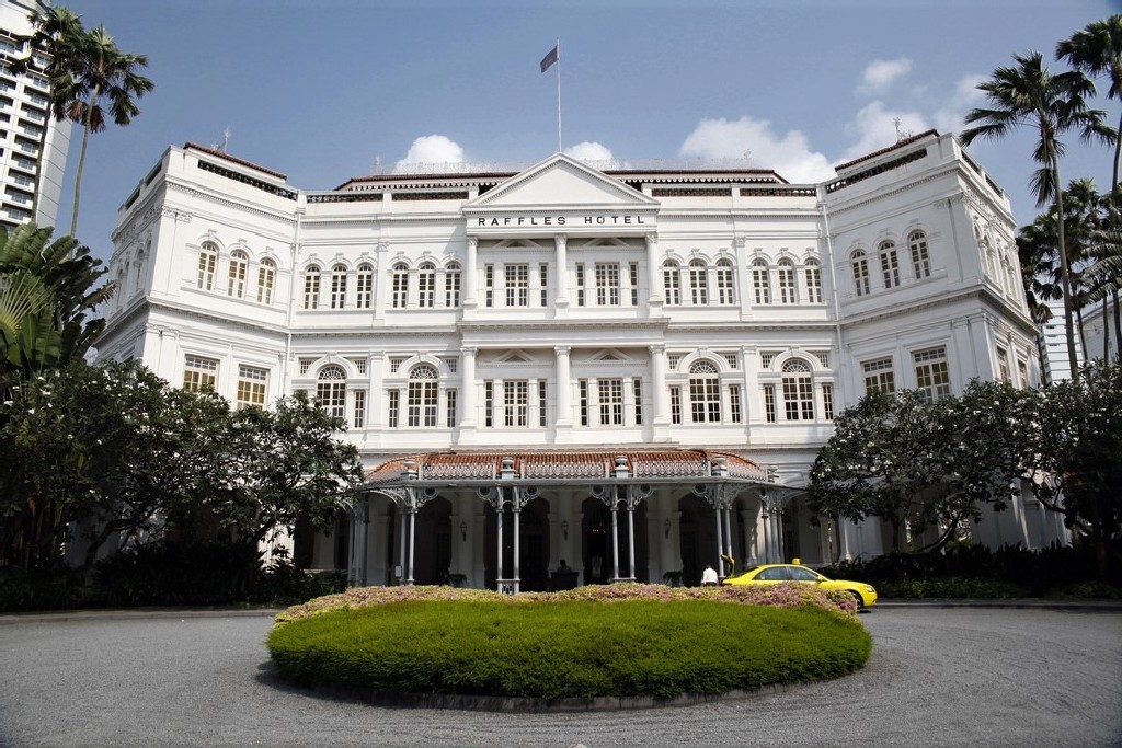 A világszerte legendás, gyarmati stílusú Raffles Hotel 1887-es megnyitása után gyorsan közkedveltté vált. Olyan híres írók szalltak meg itt, mint Rudyard Kipling, Somerset Maugham és Ernest Hemingway. Az egész hotel a luxus megtestesítője a 15 éttermével és bárjával, beleértve a Long Bárt, ahol az úgy nevezett Singapore Sling nevű koktélt is kitalálták. A főépület hallja a nyilvánosság számára is nyitva áll, míg a hotel múzeumot a 3. emeleten találjuk.