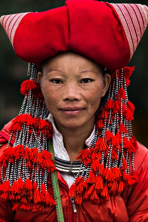 RED DAO: a dao etnikai csoport alcsoportja, amely további kisebb csoportokra oszlik. Vietnám északi részén élnek, Sapa környékén.Az etnikai kisebbséghez tartozó nők könnyen beazonosíthatók fekete és sötétkék ruhájukról, valamint vörös mintás turbánjukról a fejükön.
