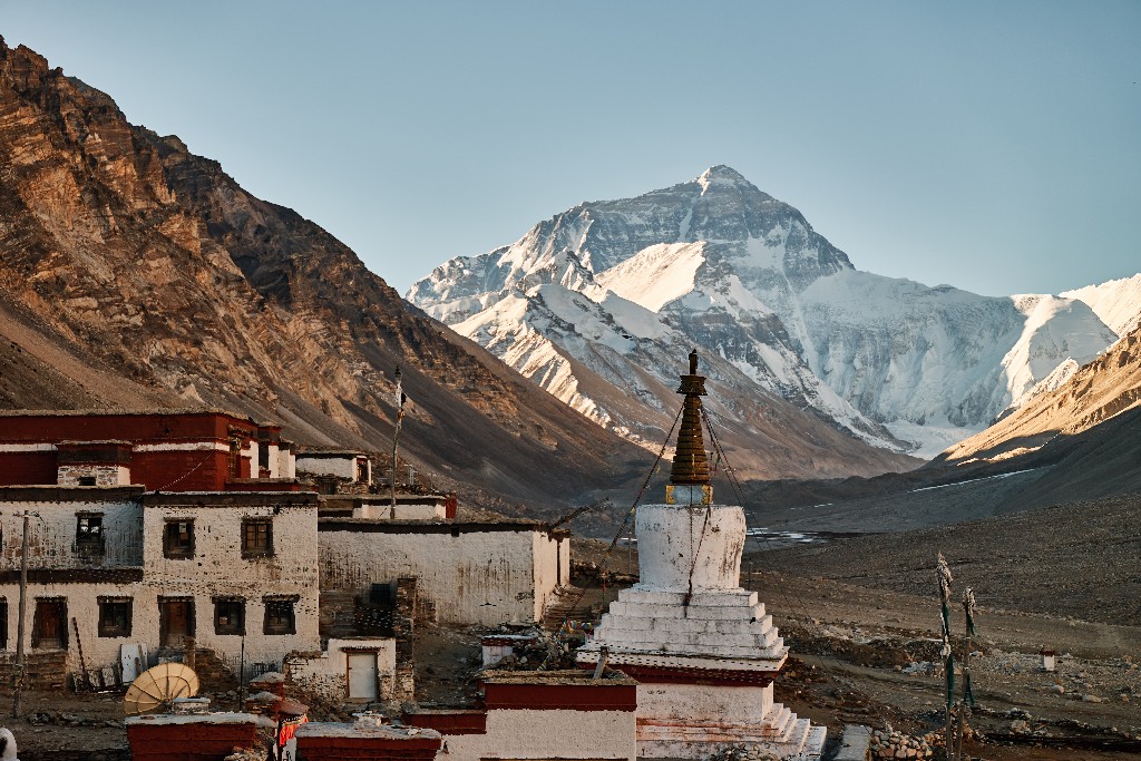 Rongbuk (Rongpu) kolostor a Mount Everesttel a háttérben.<br />Az 5009 méteres tengerszint feletti magasságban található Rongbuk kolostor a világ második legmagasabban fekvő kolostora.<br />1902-ben alapította Nyingmapa Láma Ngawang Tenzin Norbu egy olyan területen ahol a 18. század óta apácaközösségek éltek. 
