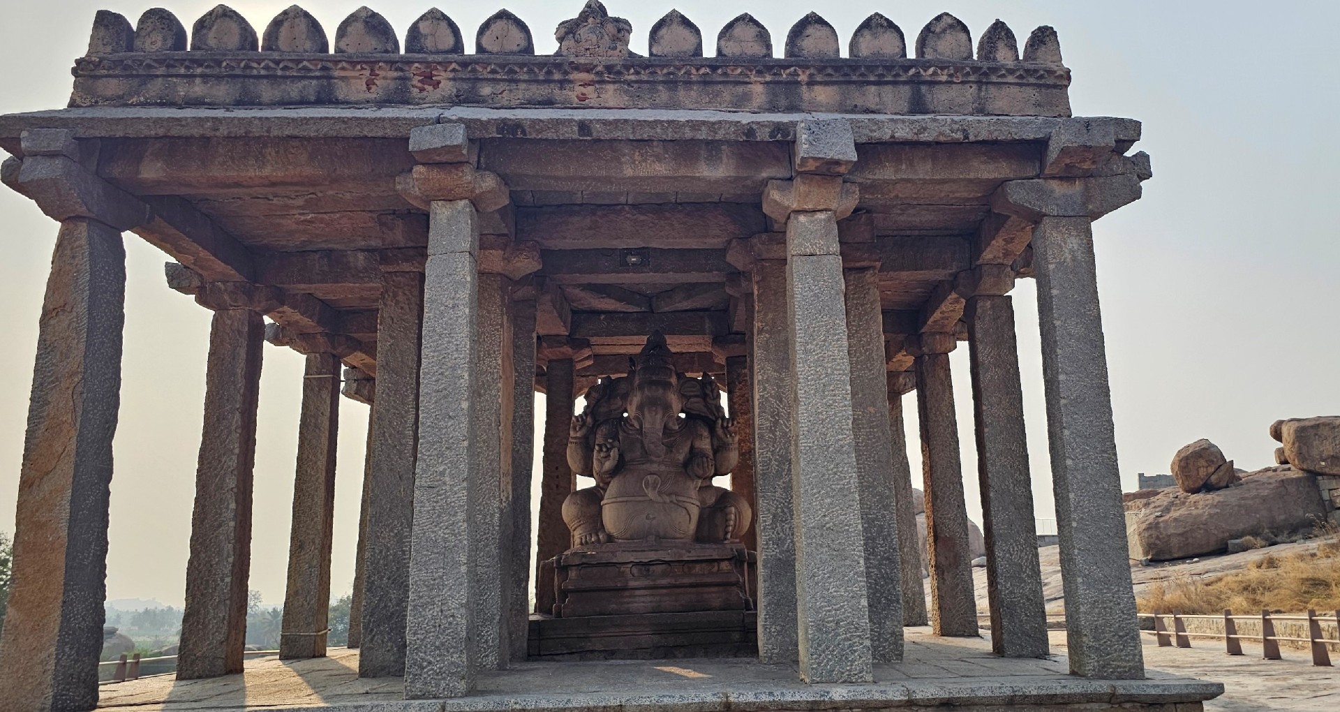 Sasivekalu Ganesha Temple<br />Ganesha isten hatalmas szobra, körülbelül 2,5 méter magas.<br />A hindu mitológia szerint Ganesha isten az evés iránti szeretetéről ismert. Egyszer Ganesha sokat evett, ami miatt a gyomra majdnem szétrepedt. Megragadott egy kígyót, és a gyomra köré kötötte, hogy megakadályozza a szétrepedést.<br />