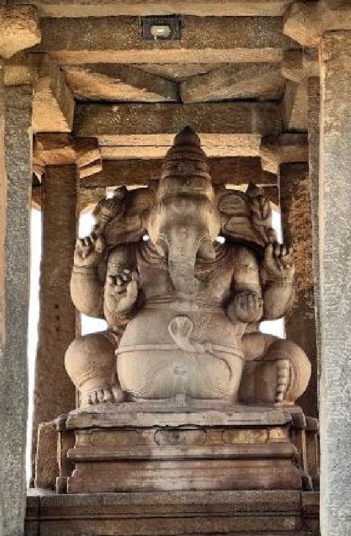 A szobor felirata Kr. u. 1500 -ból való, és azt mondja, hogy II. Narasimha király, a Vijayanagar Birodalom emlékére állították.