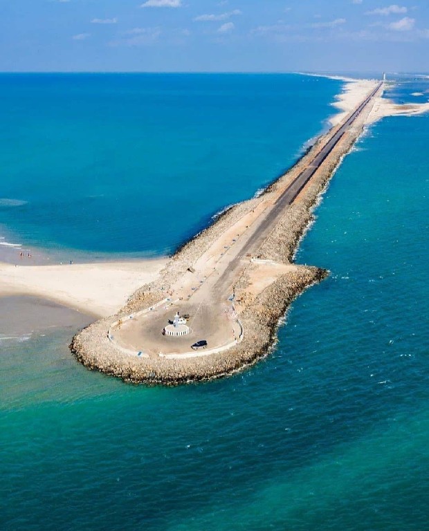 Dhanushkodi egy elhagyatott város Pamban-szigetének délkeleti csücskében.<br />Az 1964-es Rameswaram ciklon során elpusztult, és azóta lakatlan maradt. Turisztikai látványosságként azonban felkapták, a strand gyönyörű látványt nyújt kristálytiszta tengervizével és fehér homokkal, kisteherautóval ellátogathatunk a szellemvárosba, ahol a falu romjai láthatóak.<br />Kép forrása: Wow Club India