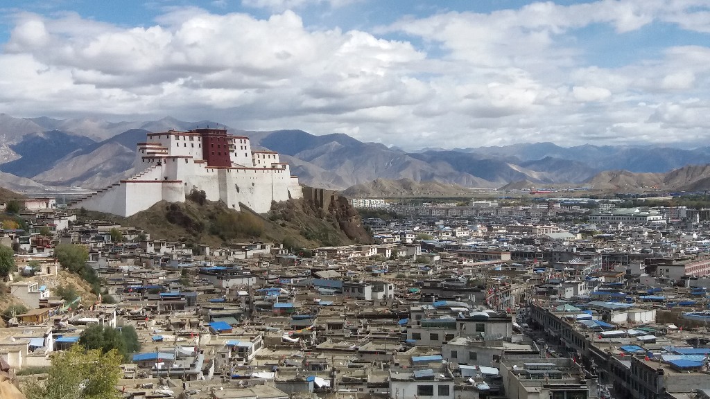 A Shigatse Dzongot eredetileg Karma Phuntsok Namgyal (1611–1621) építette, a Nyak család második tagja, aki 1565 és 1642 között uralkodott Tibetben, majd a fővárost Lhászába helyezték át. Az erőd történelmi jelentőségét hangsúlyozta az a tény, hogy Guszri kán mongol uralkodó, itt nevezte ki az ötödik dalai lámát Tibet legfőbb uralkodójává.A későbbi években az erőd Tsang kormányzójának rezidenciája lett. Shigatse modern városa a Dzong bázisa köré fejlődött.<br />https://upload.wikimedia.org/wikipedia/commons/8/89/Shigatse_Dzong%2C_Tibet.jpg