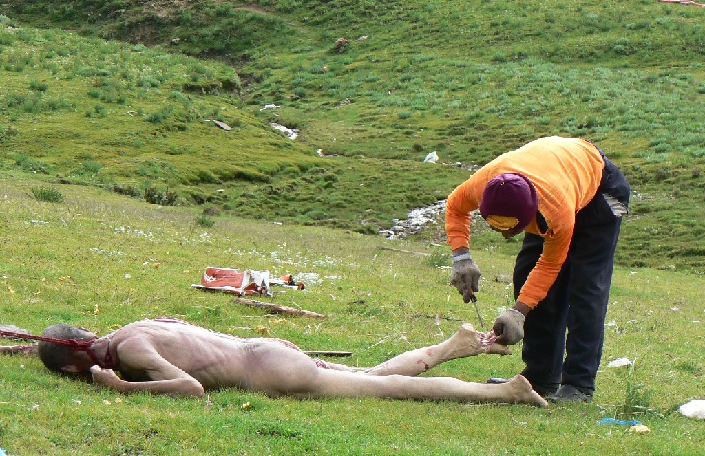 Kép forrása:<br />https://xgore.net/the-image-records-the-sky-burial-custom-of-the-tibetan-people/<br />Ezen a linken több kép is van, durvábbak.