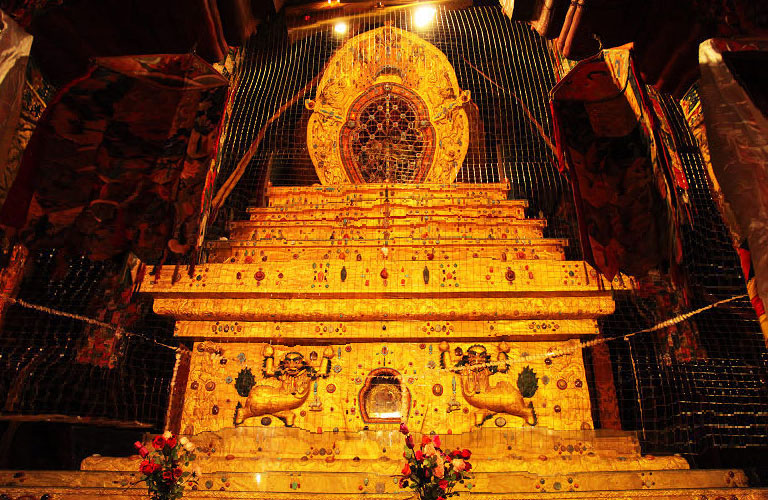 Az ötödik dalai láma sztúpája a leglátványosabb: 12.6 m magas, 3721 kg színarany, gyönggyel és 10.000 db. drágakővel kirakott, amely a nagy tiszteletnek örvendő láma maradványait tartalmazza. https://www.chinadiscovery.com/tibet/lhasa/potala-palace.html