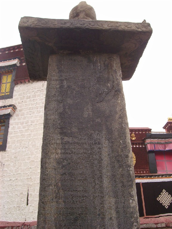 A templom északi és déli bejáratánál két vésett feliratot tartalmazó oszlop (sztélé) áll. A déli oldalon lévőt a kínaiak emelték 1793-ban egy himlőjárvány alkalmával, hogy tanácsokkal lássák el a lakosokat a járvány megállítása érdekében. Az északi oldalon álló oszlop sokkal régebbi, ezen a 822-es, Ralpacan tibeti király és a Tang császár által kötött kínai-tibeti békeszerződés és szövetség olvasható, mindket nyelven.