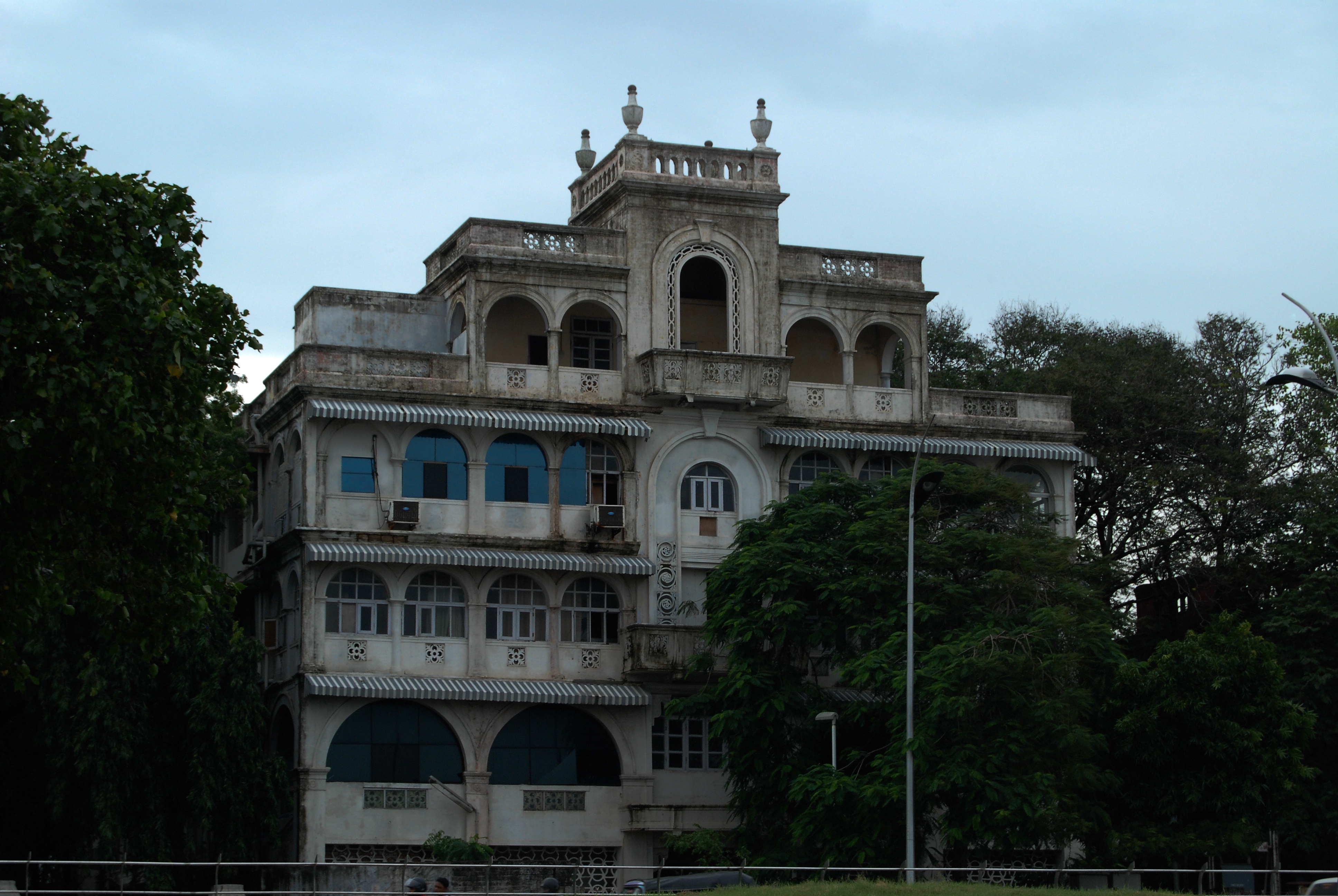 A Chepauk-palotát Paul Benfield mérnök építtette 1768-ban, indo-szaracén stílusban.