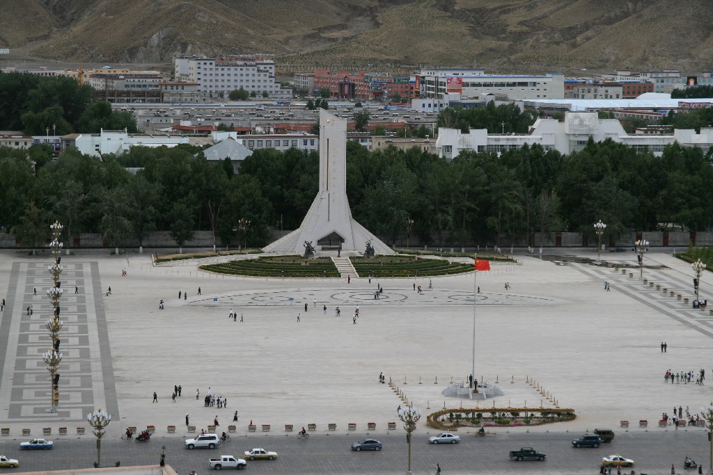 A Tibet békés felszabadításának emlékművét 2002 májusában avatták fel a Potala téren, hogy megünnepeljék a 17 pontról szóló egyezmény 51. évfordulóját. A 37 méter magas betonemlék absztrakt Mount Everest alakú, Jiang Zemin volt KKP-főtitkár és Kínai Népköztársaság elnökének kalligráfiája van belevésve, egy felirat pedig az elmúlt 50 év társadalmi-gazdasági fejlődését írja le.