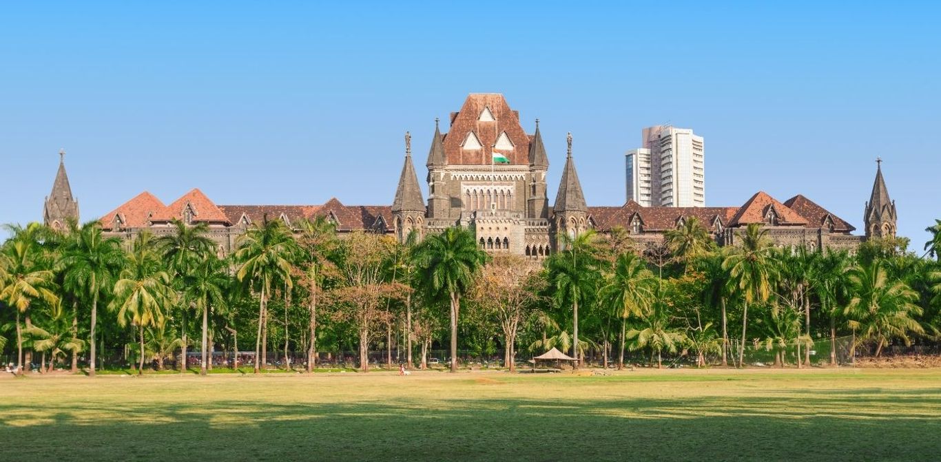 A Legfelsőbb Bíróság (Mumbai High Court) jelenlegi épületének munkálatai 1871 áprilisában kezdődtek és 1878 novemberében fejeződtek be. James A. Fuller brit mérnök ezredes tervezte gótikus és korai angol stílusban. A 171 m hosszú és 57 m széles épület tetejét nyolcszögletű tornyok, valamint az Igazságosság és Irgalmasság szobrai díszítik.