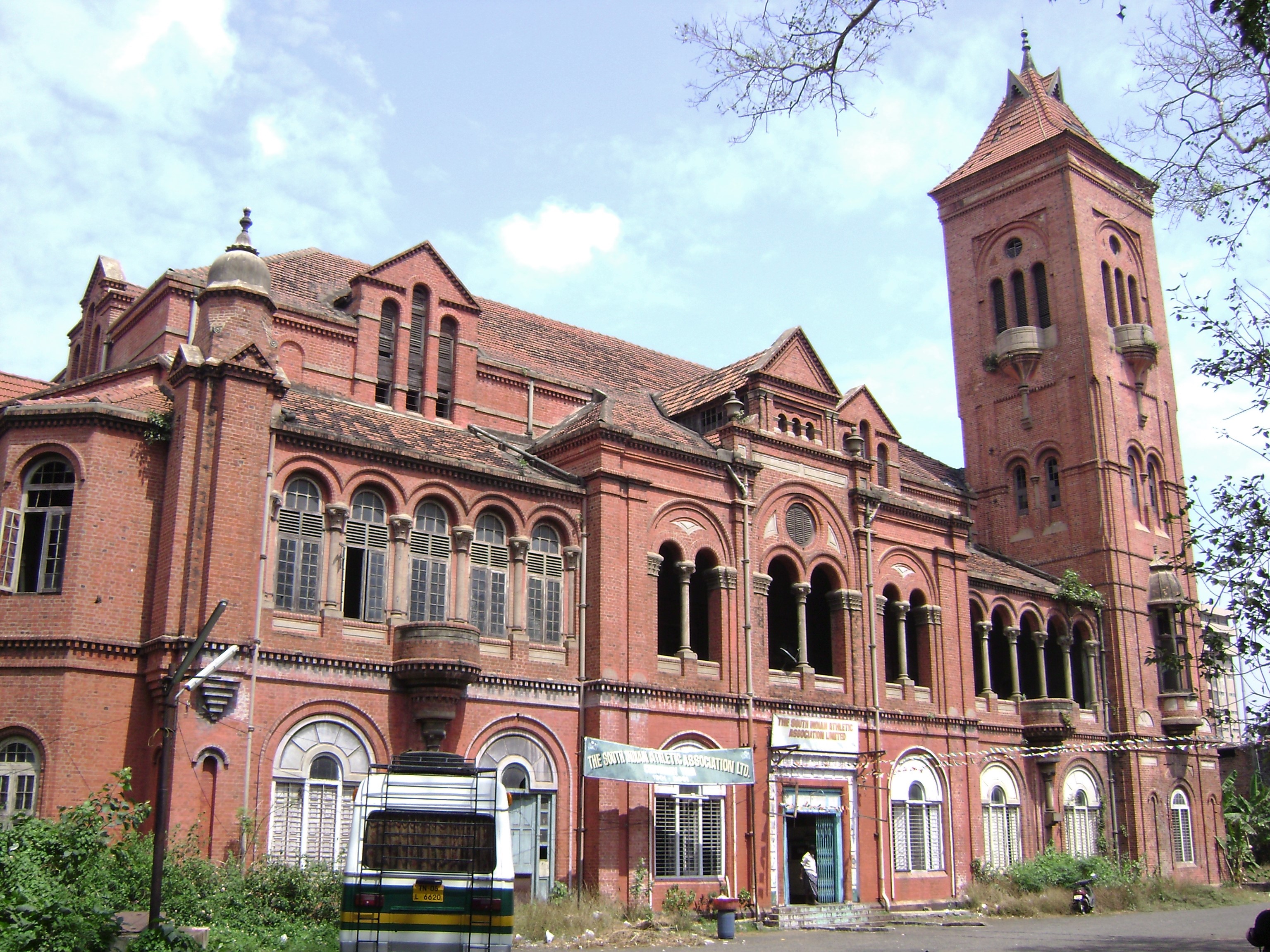 A Városháza (Victoria Public Hall) India császárnőjéről kapta nevét, és Viktória királynő arany jubileumának emlékére épült. A 19. század végén és a 20. század elején színházként és nyilvános összejövetelek helyszíneként használták.<br />Az indo-szaracén építészet példájaként szolgáló csarnokot Robert Fellowes Chisholm tervezte román stílusban, és Namperumal Chetty építette 1888 és 1890 között.<br />