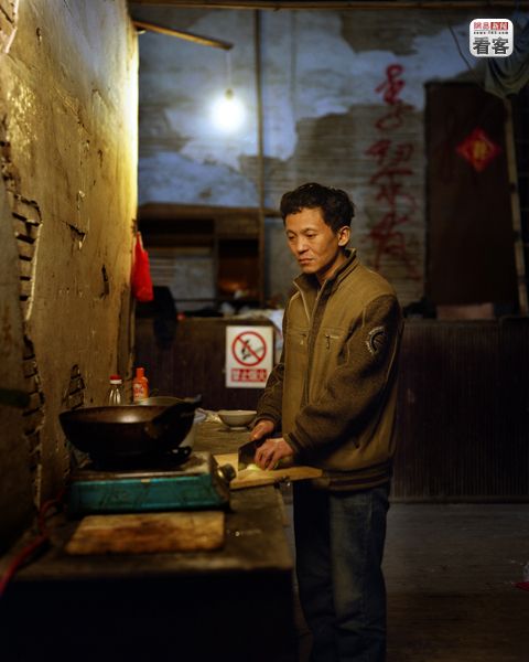 Yu Hai, 48,  used to be a factory worker, but was laid-off in 2000. He is currently a road-side food vendor.<br /><br />Yu Hai, 48 eves. Regen gyarban dolgozott, de megserult. Most utcai etel-arus.