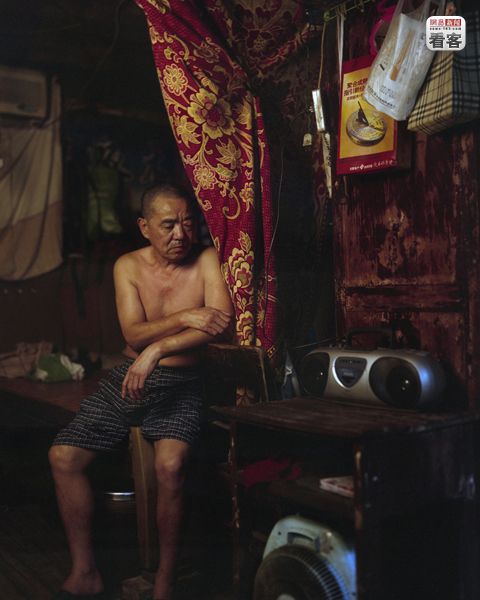 Zhang Yuanzheng, 64,  has lived in Shibati since his childhood and currently lives with his wife and mom (81 years old). Listening to the radio is his daily entertainment.<br /><br />Zhang Yuanzheng, 64 eves. Gyerekkora ota itt el. Jelenleg felesegevel es 81 eves anyukajaval. Egyeduli szorakozasa a radio hallgatas.