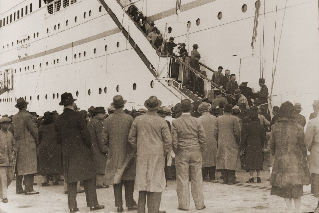 Ausztriából érkező zsidó menekültek érkezése Sanghajba a „Conte Verde” nevű olasz hajóval 1938. december 14-én – Fotó: United States Holocaust Memorial Museum, courtesy of National Archives and Records Administration, College Park