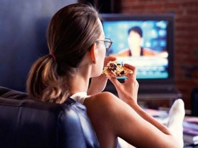 Szokjunk le a tévé előtti evésről!