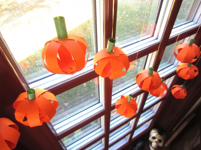 11-halloween-window-decorations-homebnc.jpg