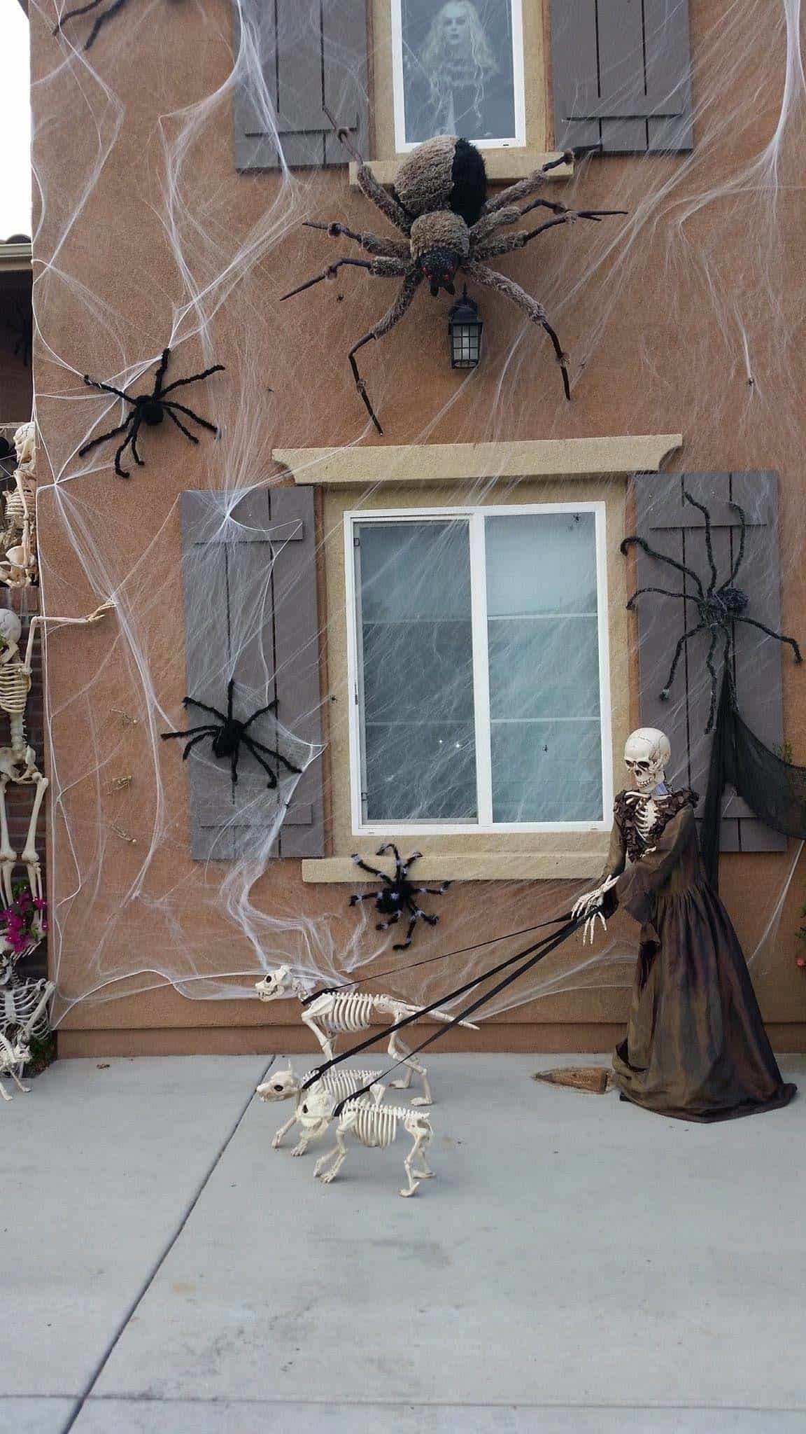 spooky-halloween-window-silhouette-ideas-18-1-kindesign.jpg