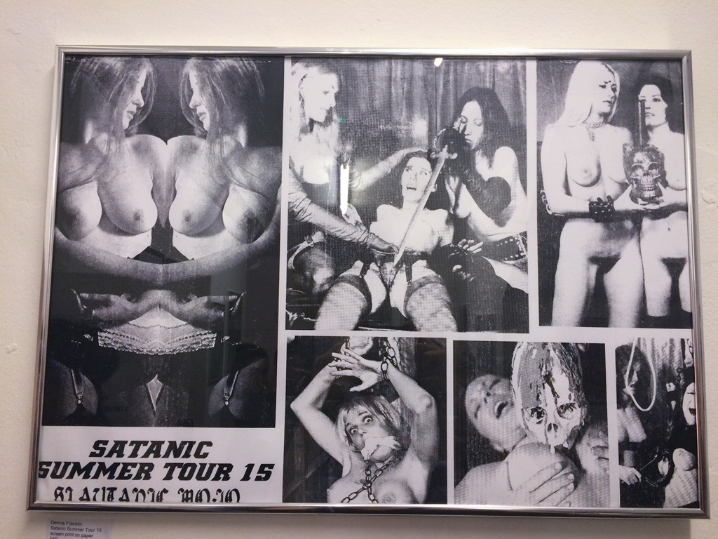 Egy kis hangulatidézés: az enteriőr, nyitás után. Külön figyelmet érdemel a Satanic Summer Tour 15 plakát, ilyesmi kis brutál nyalánkságból elég sok volt, ha az ember alaposan szétnézett. 