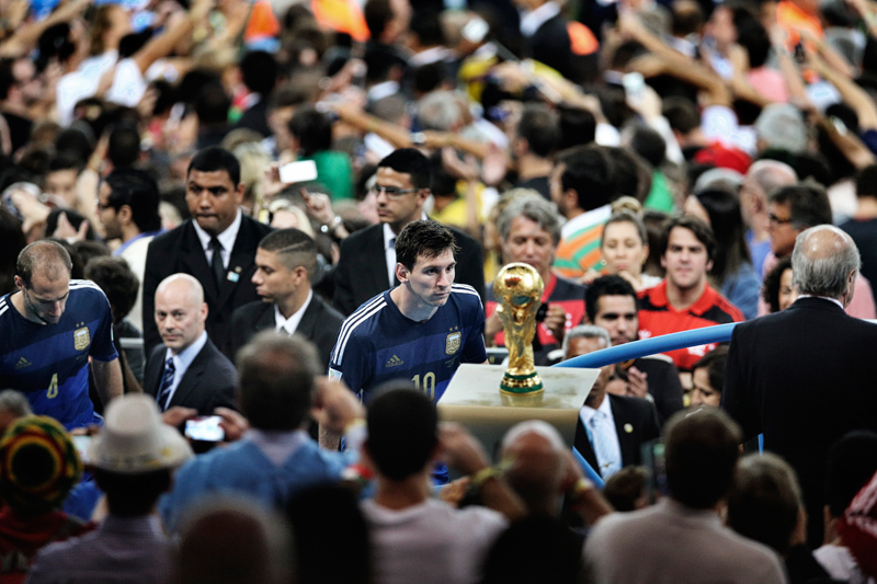 Bao Tailiang<br />Kína, Chengdu Economic Daily<br />Az argentin Lionel Messi a világbajnoki trófeát nézi a záróünnepségen a<br />Rio de Janeiro-i Maracanã Stadionban július 13-án. Argentína 1:0-ra<br />kikapott Németországtól, a győztes gólt Mario Götze lőtte a<br />hosszabbításban. A világ egyik legjobb focistájának tartott Messi kapta a<br />világbajnokság legjobb játékosának járó Aranylabdát – ez a döntés vitákat<br />váltott ki, mivel Messi egyetlen gólt sem rúgott a kieséses szakaszban.