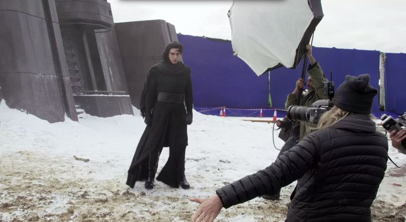 Adam Driver mint Kylo Ren, ezúttal kereszt-fénykardja nélkül.