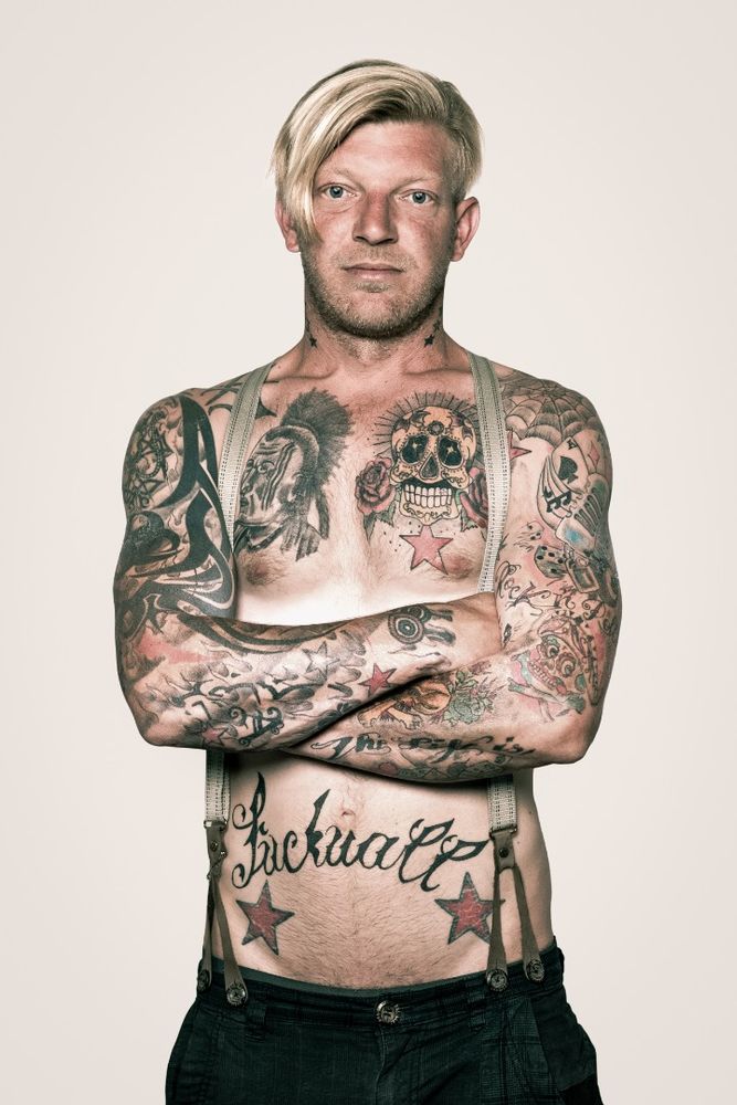 Holger: Tetoválásai külföldi utazásairól, élettörténetéről mesélnek.