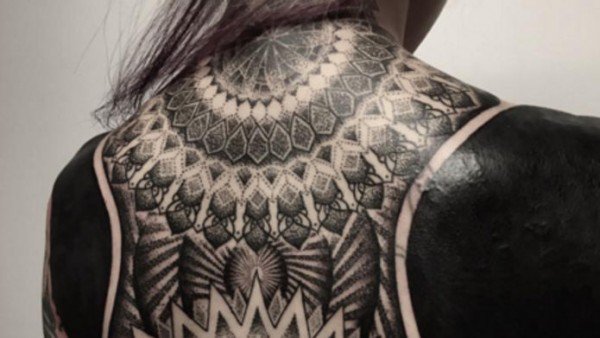 Blackout - vadiúj trend a tetoválásban. Bevállalnád?