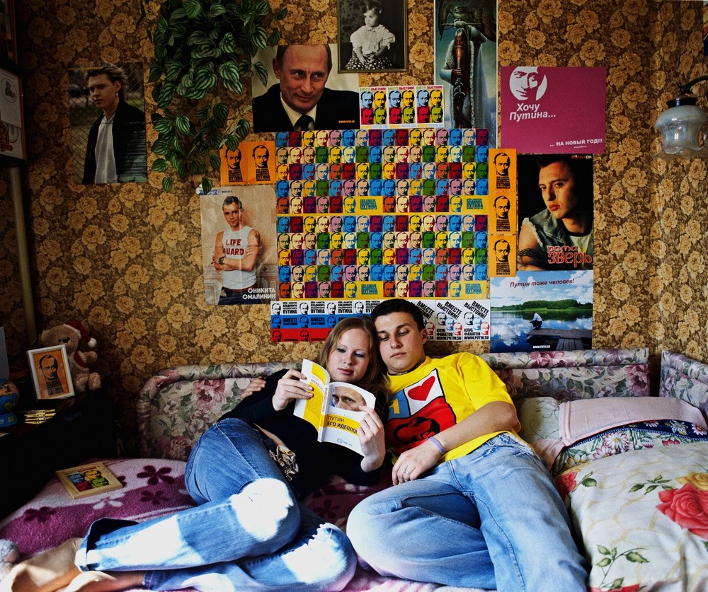 Fiatal pár Putyin ideológiáit olvassa az ágyban.