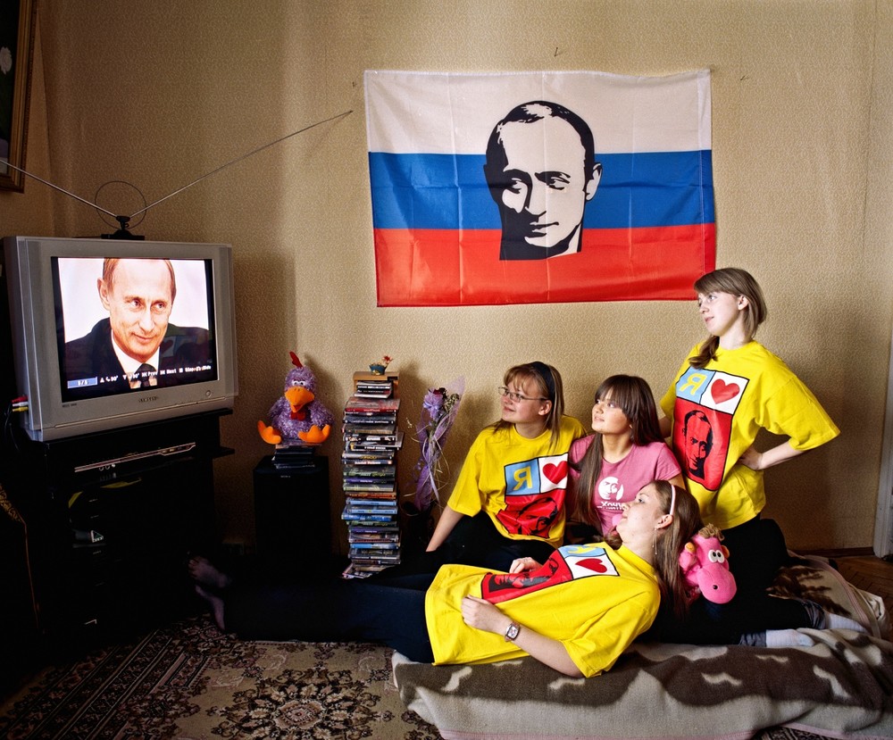 A Putin Fan Club tagjai az elnök beszédét nézik a televízióban.