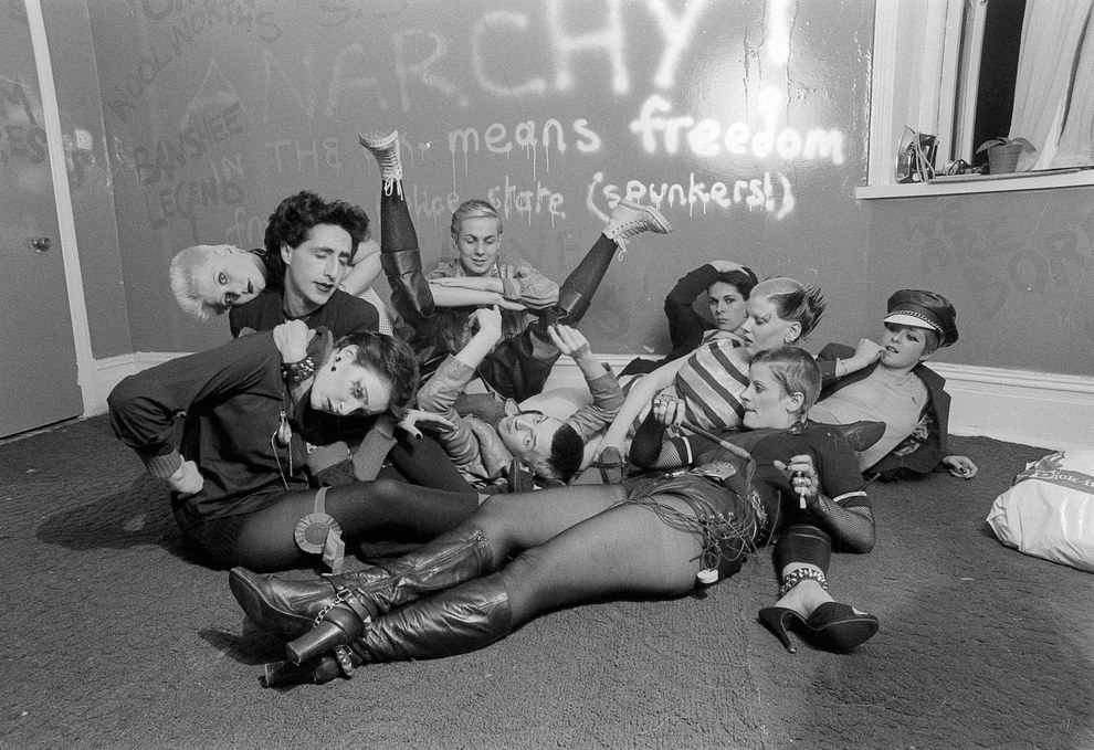 Siouxsie Sioux, Philip Salon, Debbie Juvenile, Simon Barker, Steve Severin, Berlin, Soo Catwoman, Sharon Hayman és Linda Ashby -  Bromley Contingent  Linda Ashby lakásában, 1976. Ray Stevenson/REX USA