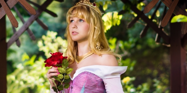 Karakter: Csipkerózsika/Princess Aurora<br />Forrás: Csipkerózsika – Disney<br />Modell: Szűts Dóra (Ely)<br />Fotós: Vincze Szilárd<br />cosplay.hu