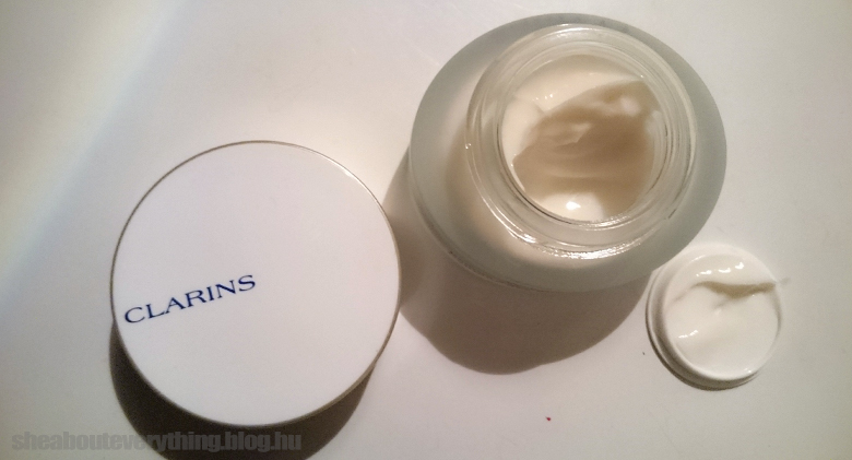 És ami nem jött be: Clarins Extra-Firming Eye Wrinkle Smoothing Cream<br /><br />A képen egy frissen kibontott - 12 ezer Ft-os - Clarins szemkörnyékápolót láttok, jól látható, hogy az üveg eleve nincs tele.<br /><br />Bár reggel és este kell használni, reggel teljesen felesleges újrakenni, mert még az éjszakai, egyébként vékony rétegben felvitt krém sem szívódott fel teljesen, ráadásul 3 hét használat után elviselhetetlenül könnyezni kezdett a szemem. 