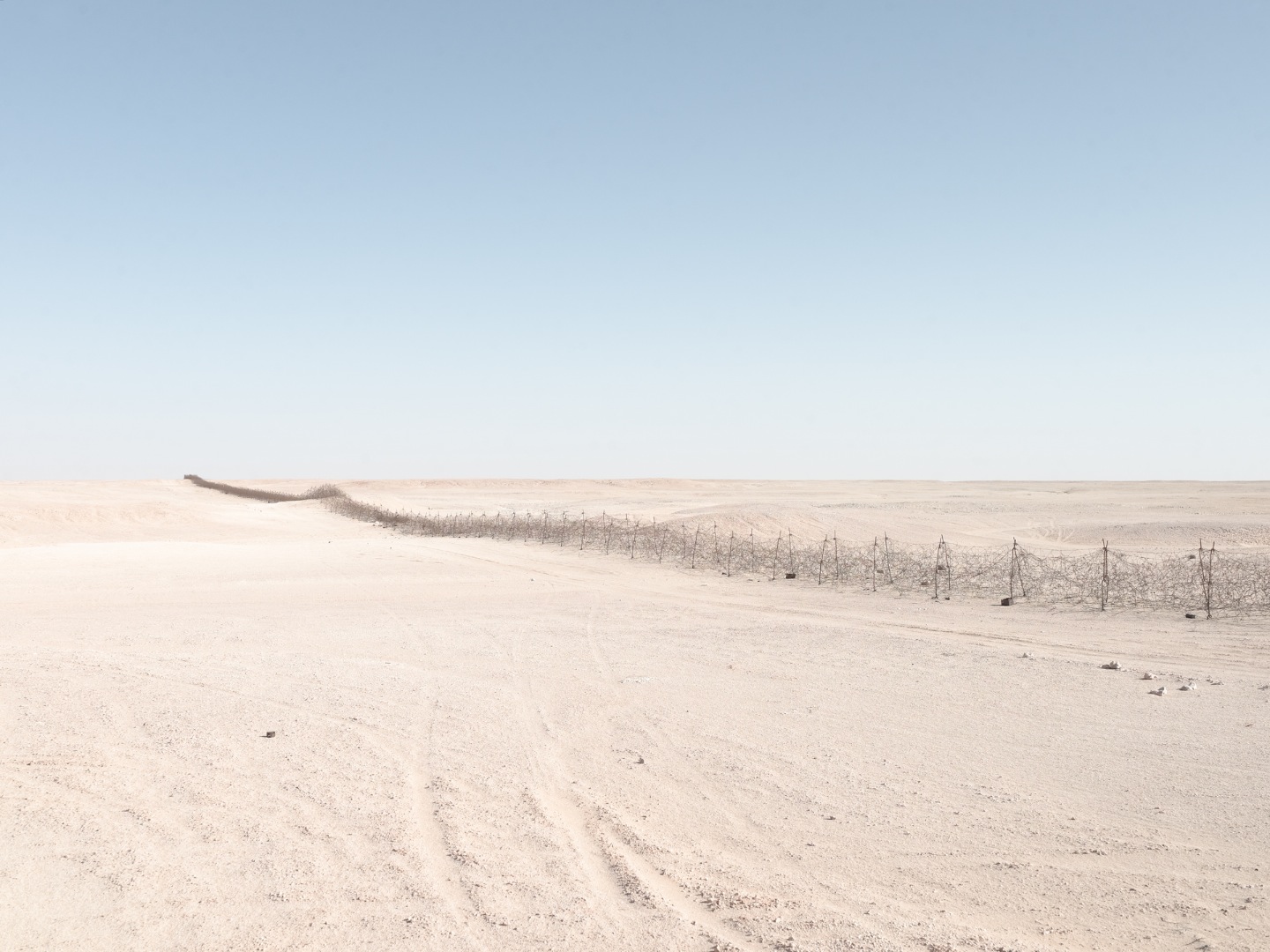Rodolfo Graziani által építtetett 270 km hosszú drótkerítés Jaghbubban, Líbiában 