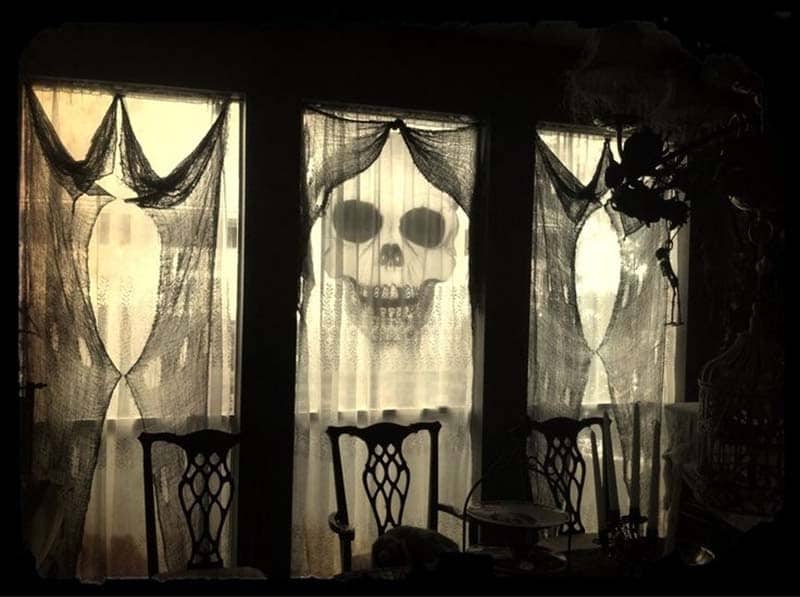 spooky-halloween-window-silhouette-ideas-03-1-kindesign.jpg