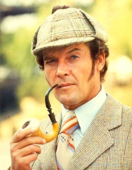 roger-moore-pipa.jpg
