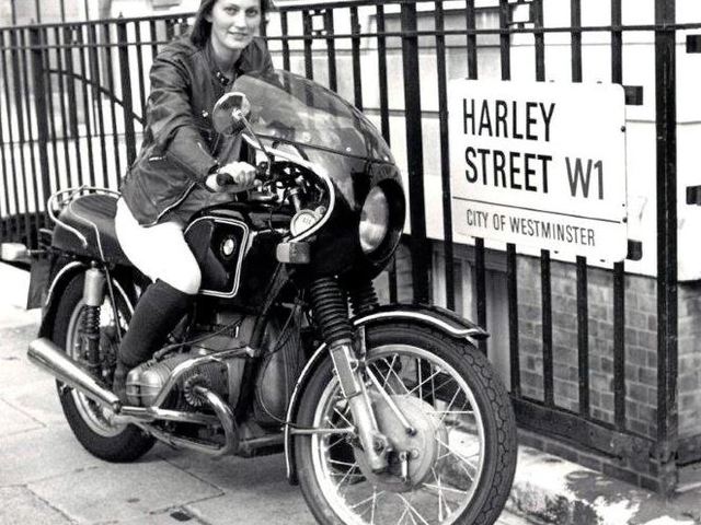 Elspeth Beard, az első angol nő aki motorral körbejárta a világot