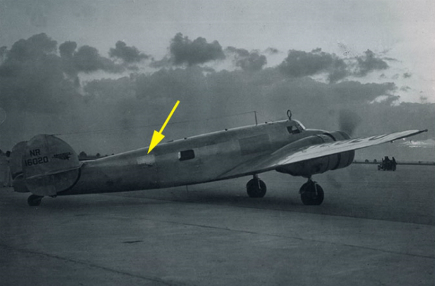 A Miami Herald felvétele Amelia Lockheed Electra gépéről. A sárga nyíl mutatja az ablak helyére szegecselt alumíniumdarabot.