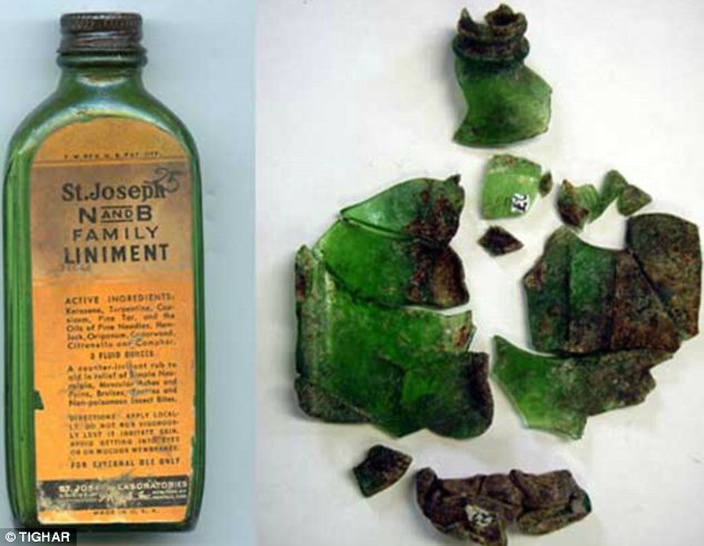 A megtalált leletek egyike (jobb oldalon), az eredeti üveg melyből a darabok származhatnak (bal oldalon)