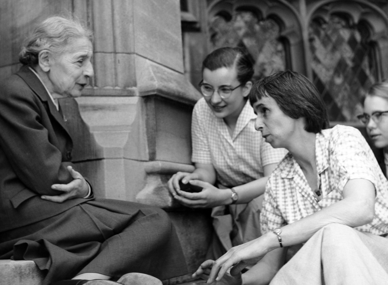 lise_meitner_with_students.jpg