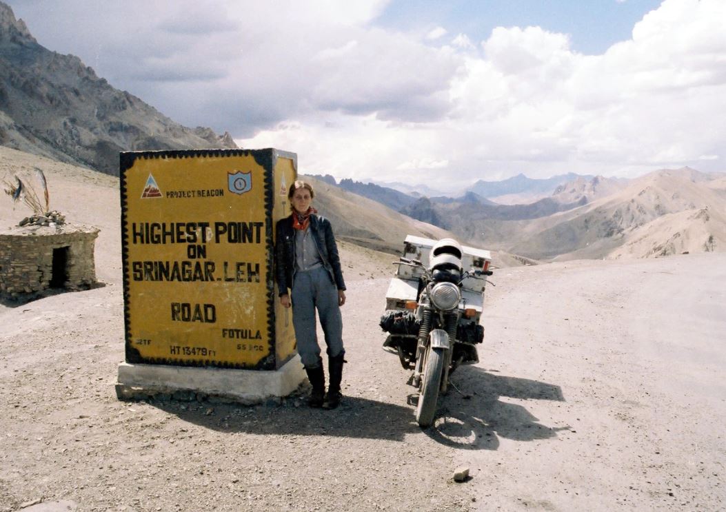A Srinagar-Leh átkelő legmagasabb pontja. Az időjárási körülmények miatt az út csak év felében járható. 