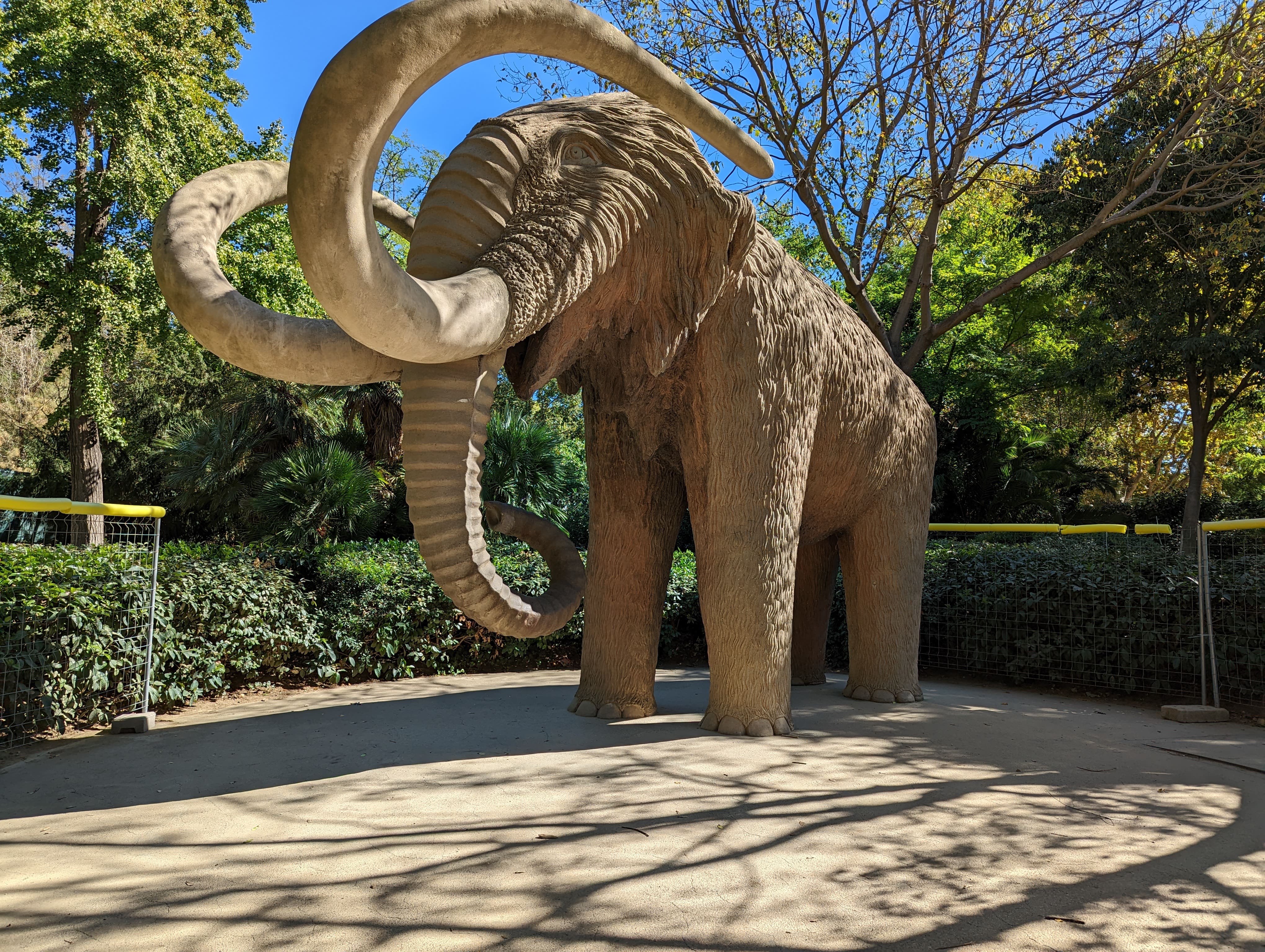 Életnagyságú mamut szobor jelzi, hogy innen már csak pár méter az állatkert.