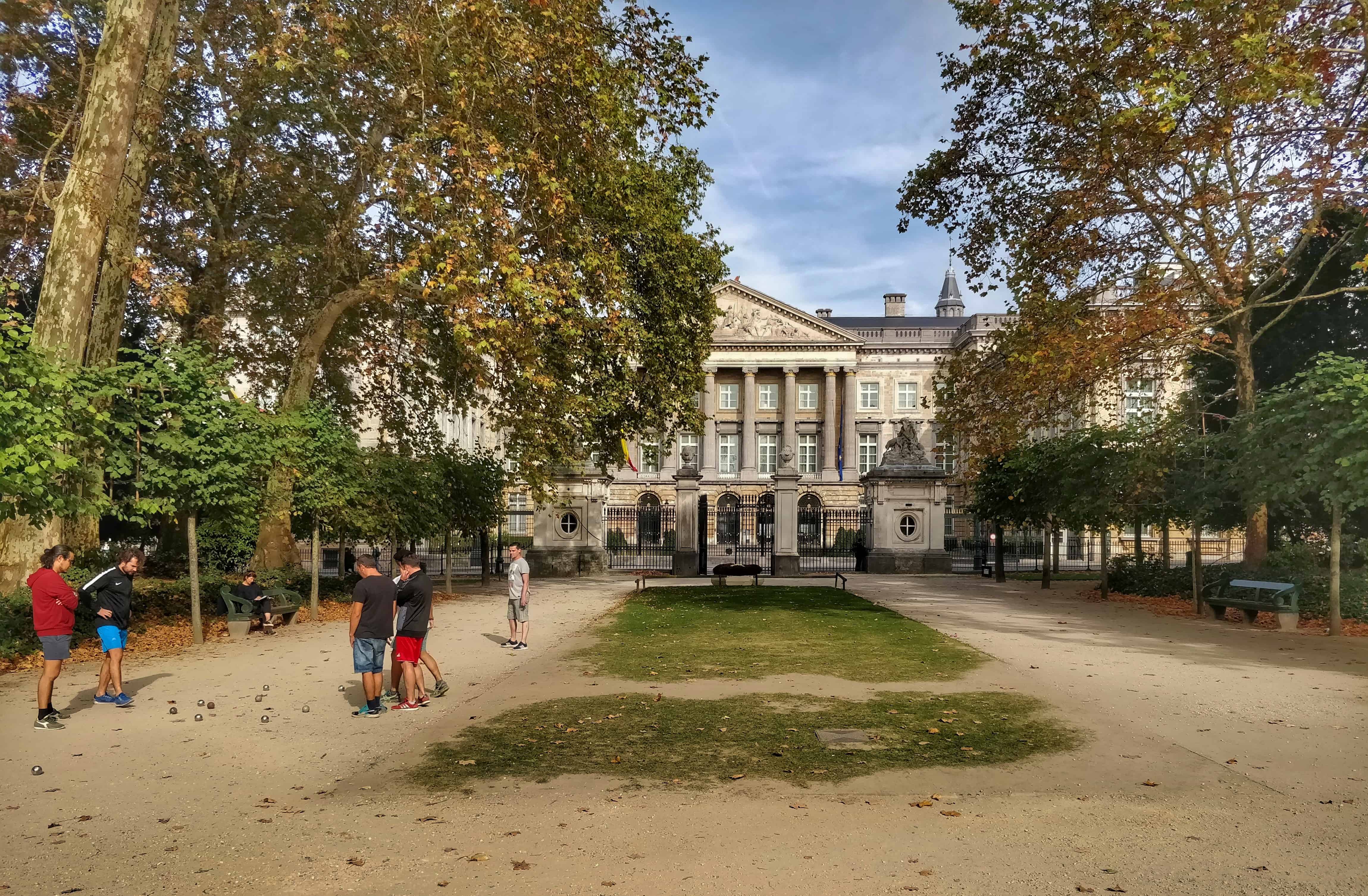 A Brussels Parkban golyózók, háttérben pedig a Kormányzati épület