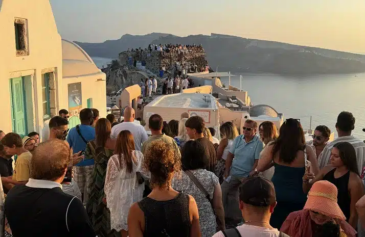tourists-queueing-for-santorini-sunset-credit-greekreporter.jpg
