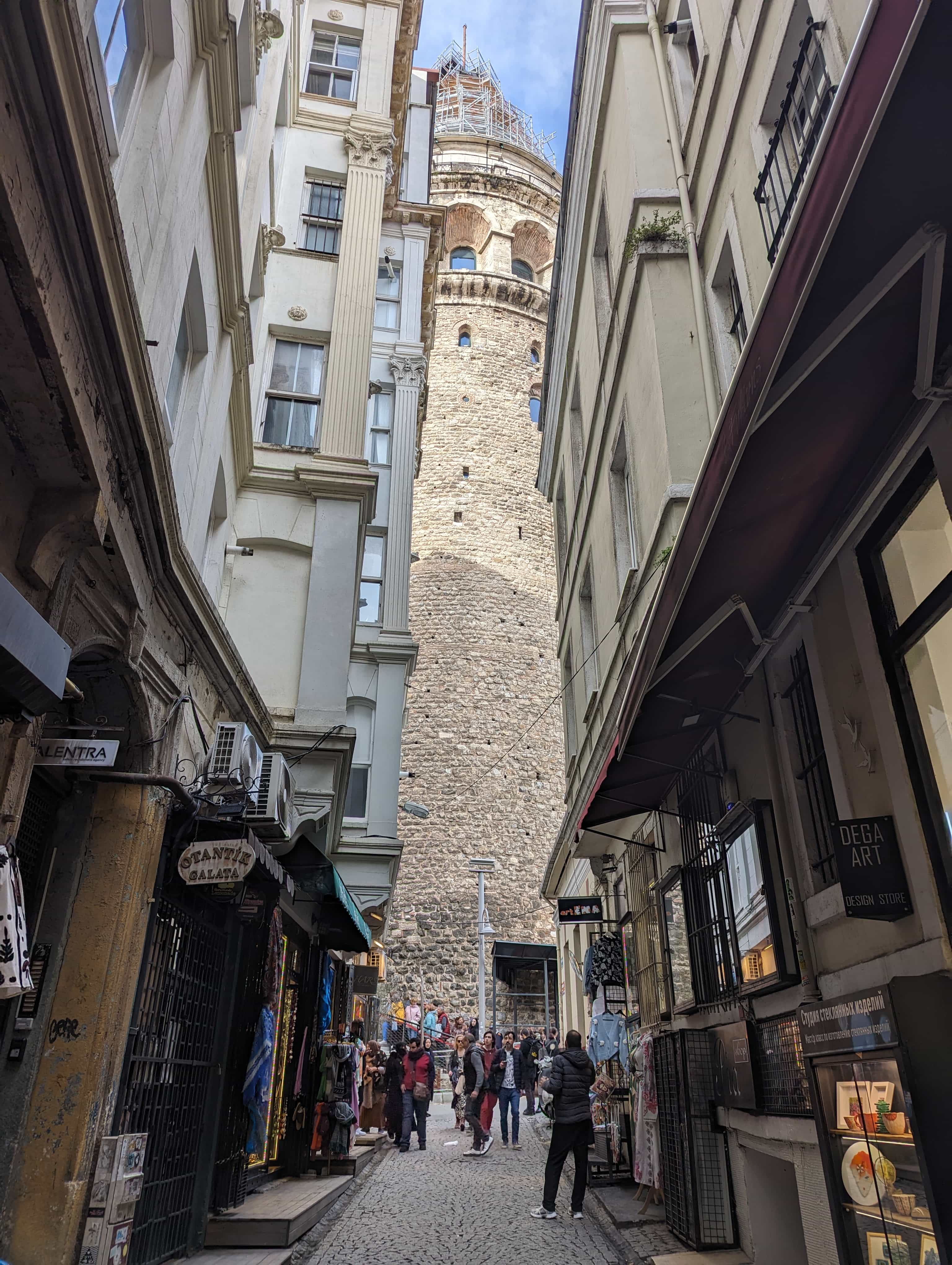 A torony környéke tele van szűk utcákkal