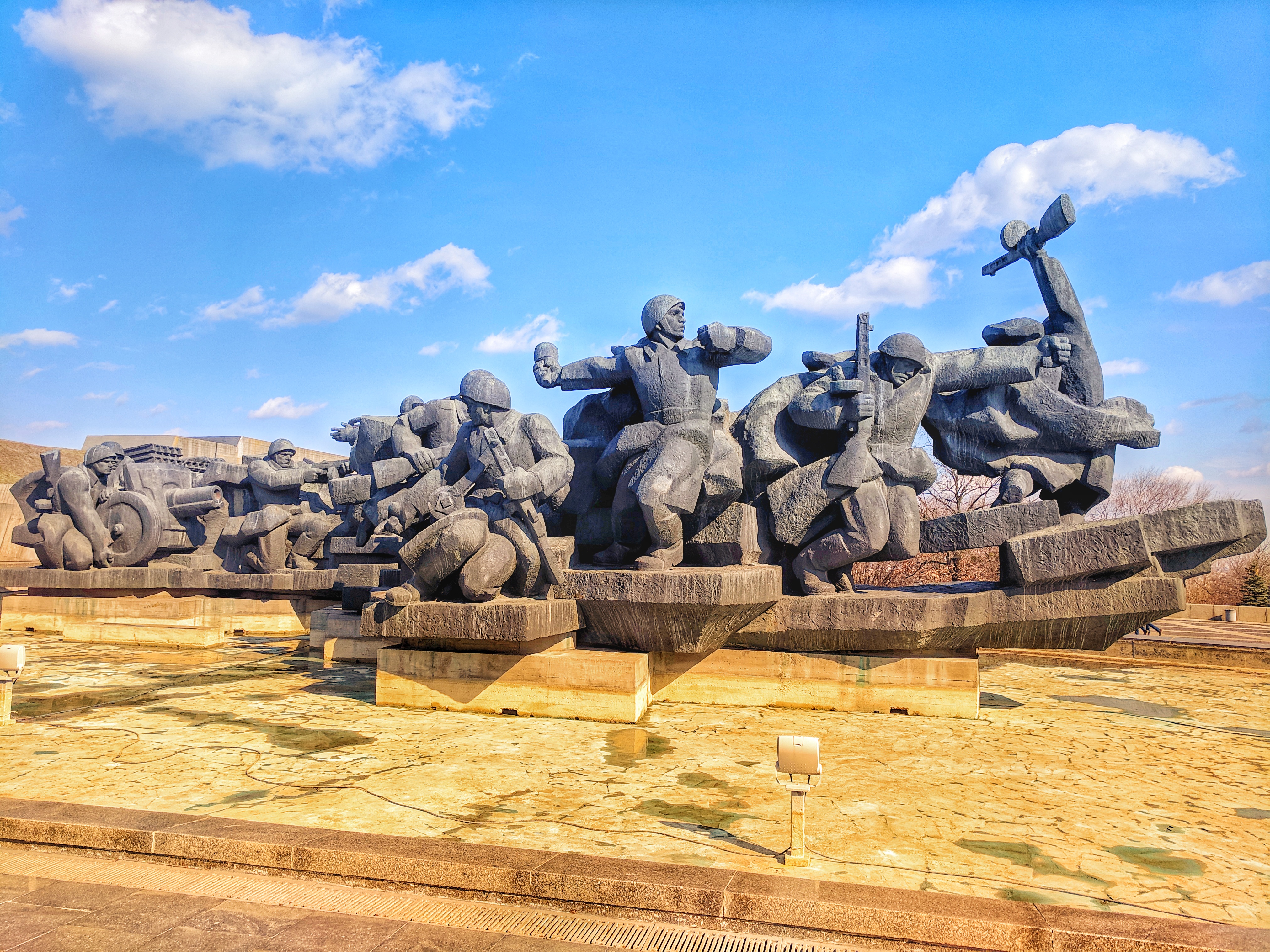 Háborús szoborcsoport a Motherland Monument mellett