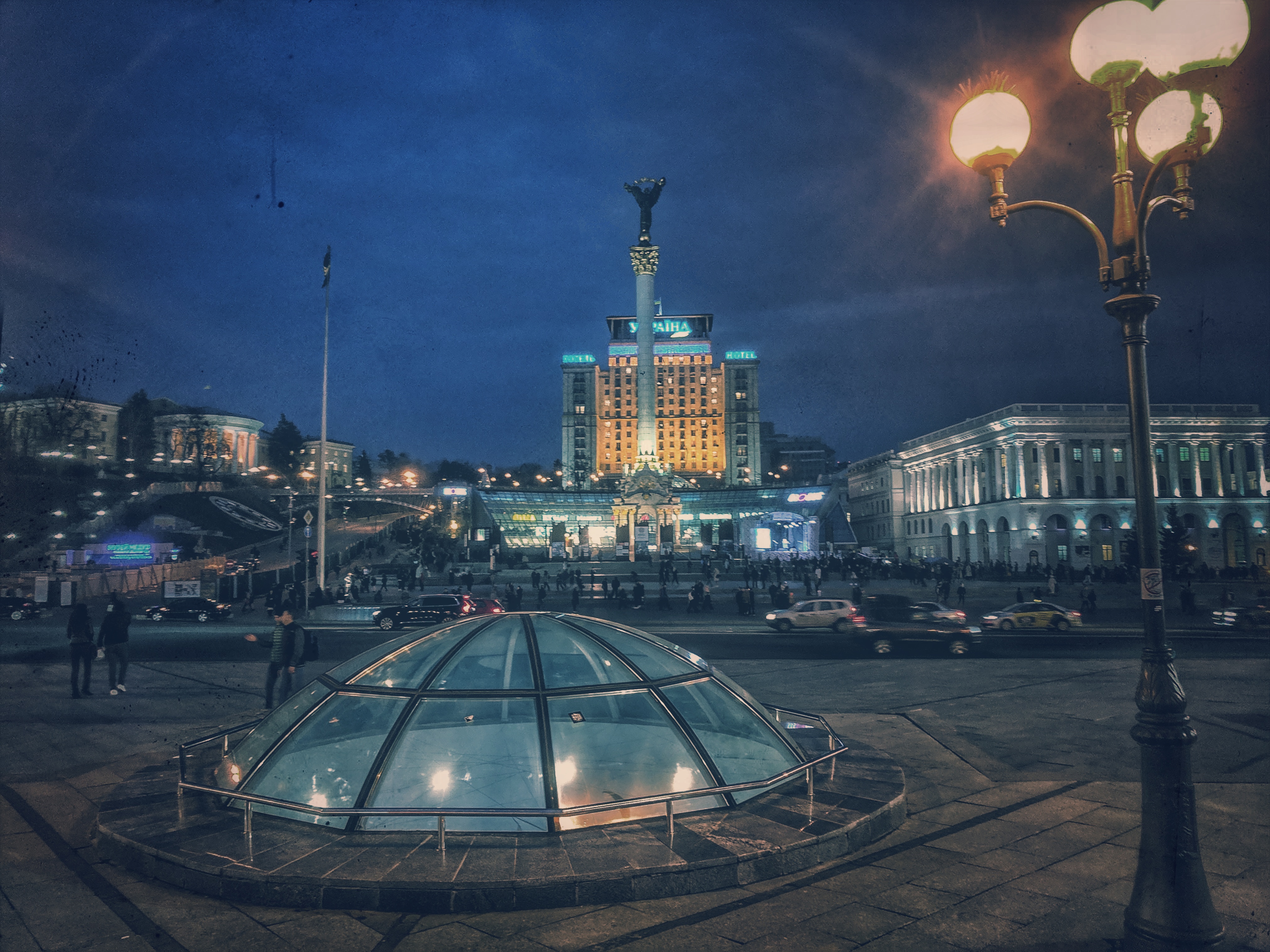 A Majdan tér éjszakai fényekben