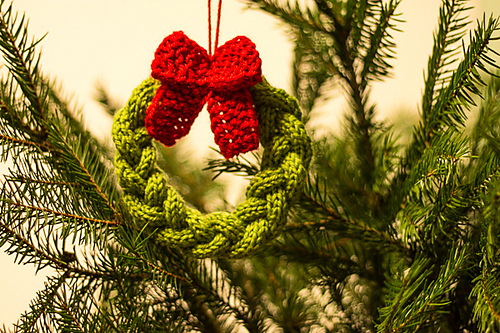 Mini koszorú lustáknak: <br />http://www.ravelry.com/patterns/library/little-christmas-tree-wreath