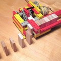 Dominó építő robot legóból