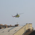 Helikopter a tető felett.