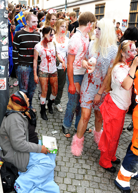 Ho-Zombie_Walk_Stockholm_2012-D2.jpg