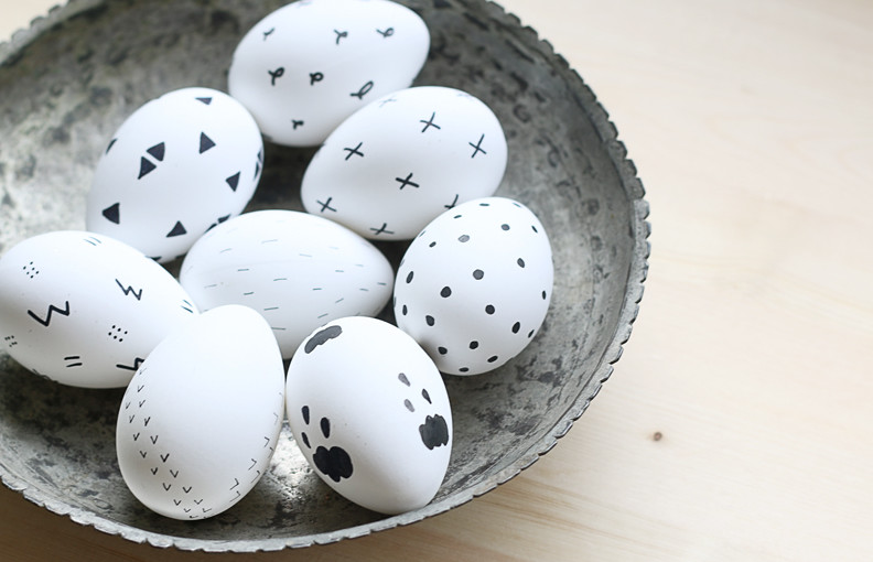 black-and-white-scandinavian-inspired-easter-eggs-.jpg